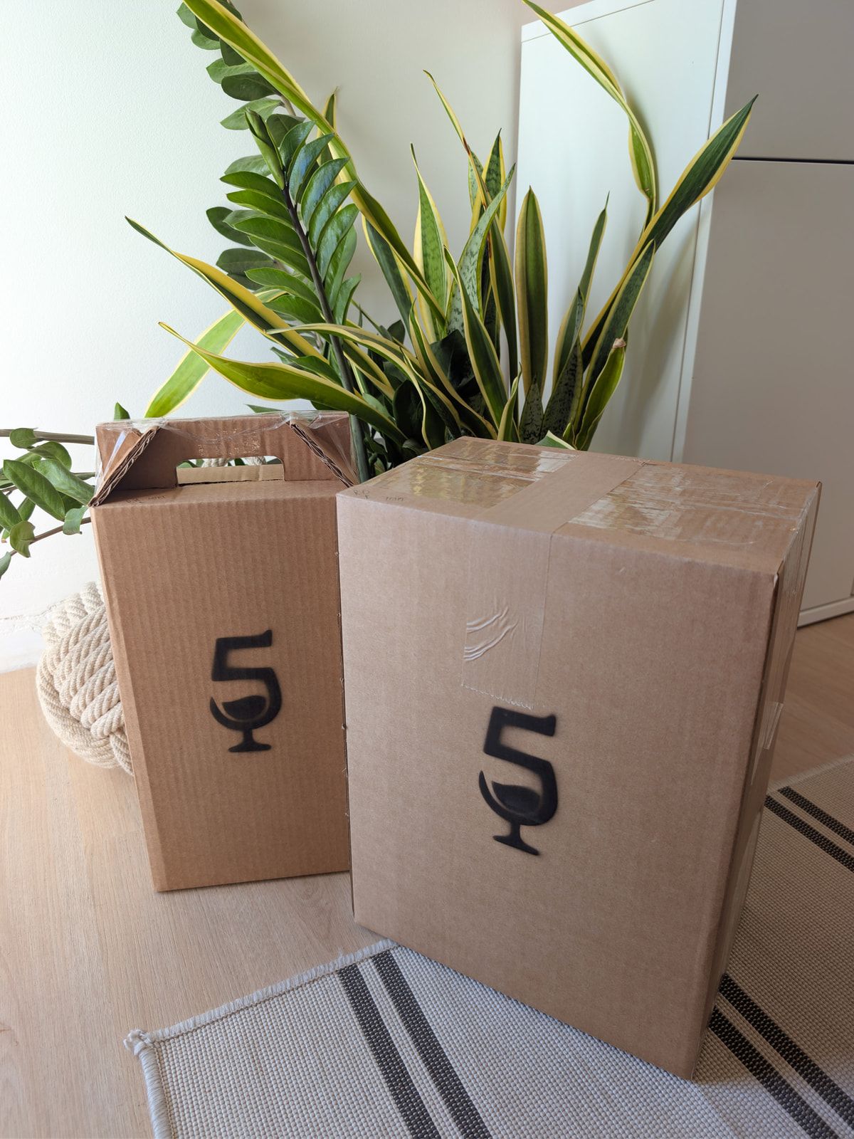 Caixas de cartão personalizadas da 5 Sommeliers.